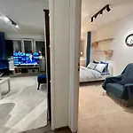 Blue 3 Metro Wifi 1 Gbs 75'tv Netflix Hbo Max Appletv Amazon Apartment Warsaw