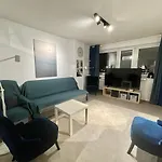 Blue 3 Metro Wifi 1 Gbs 75'tv Netflix Hbo Max Appletv Amazon Apartment Warsaw